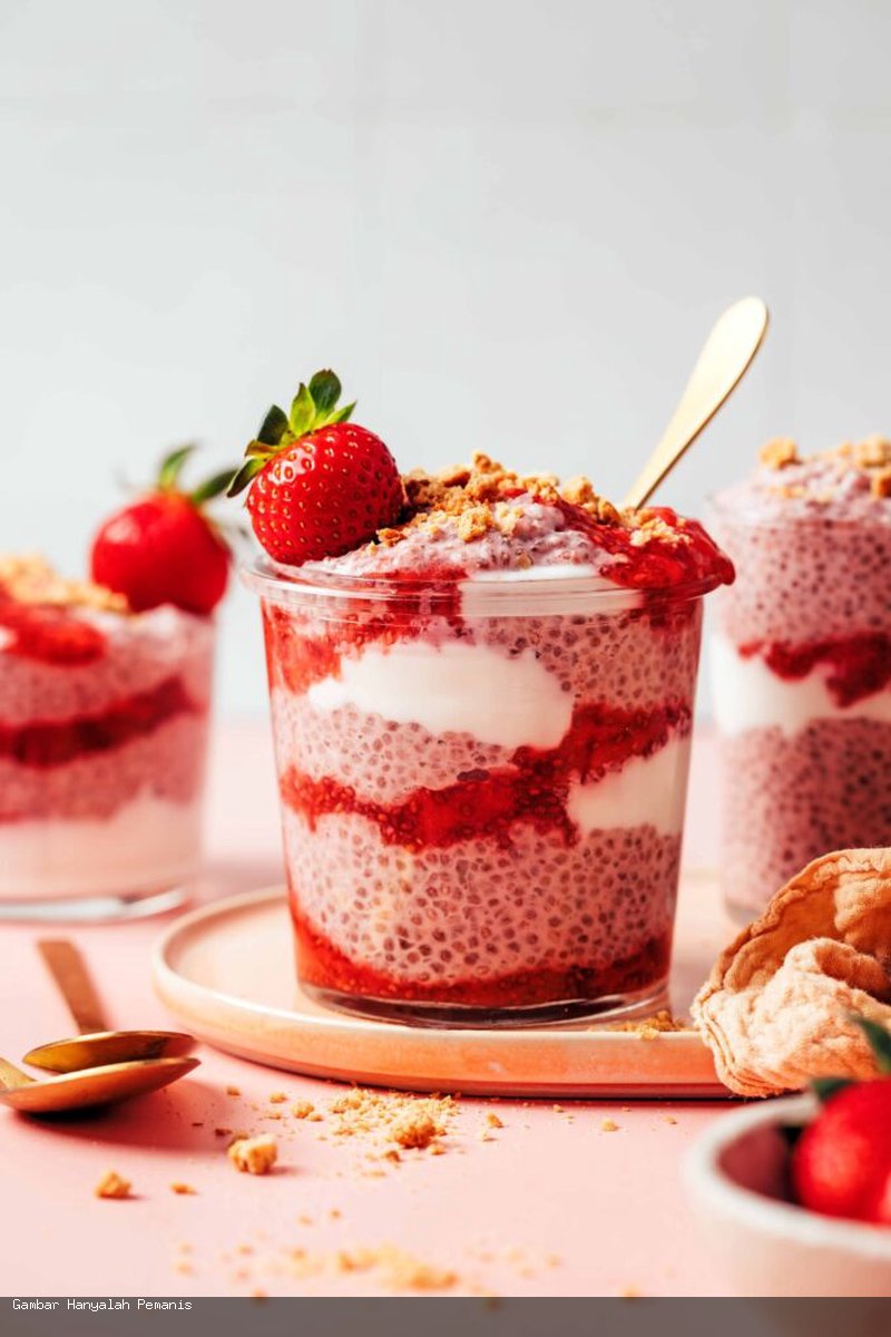 Puding Chia Strawberi dan Krim