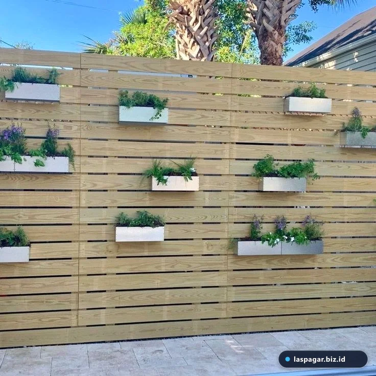 Model planter box besi gantung modular pada pagar minimalis
