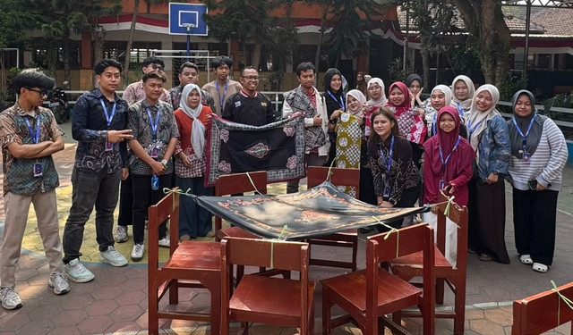 Pelatihan Batik Cap oleh KKN Berdampak UMM: Menguatkan Kreativitas Siswa dan Pemberdayaan UMKM Kromengan