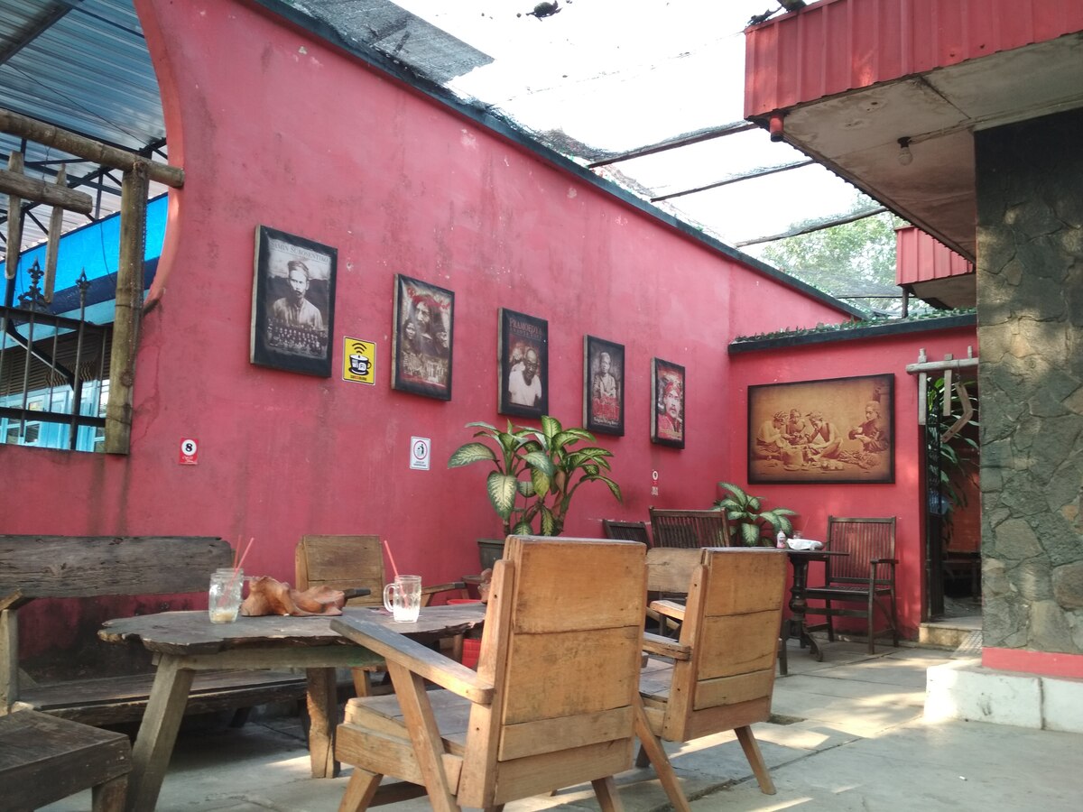 CAFE 33 