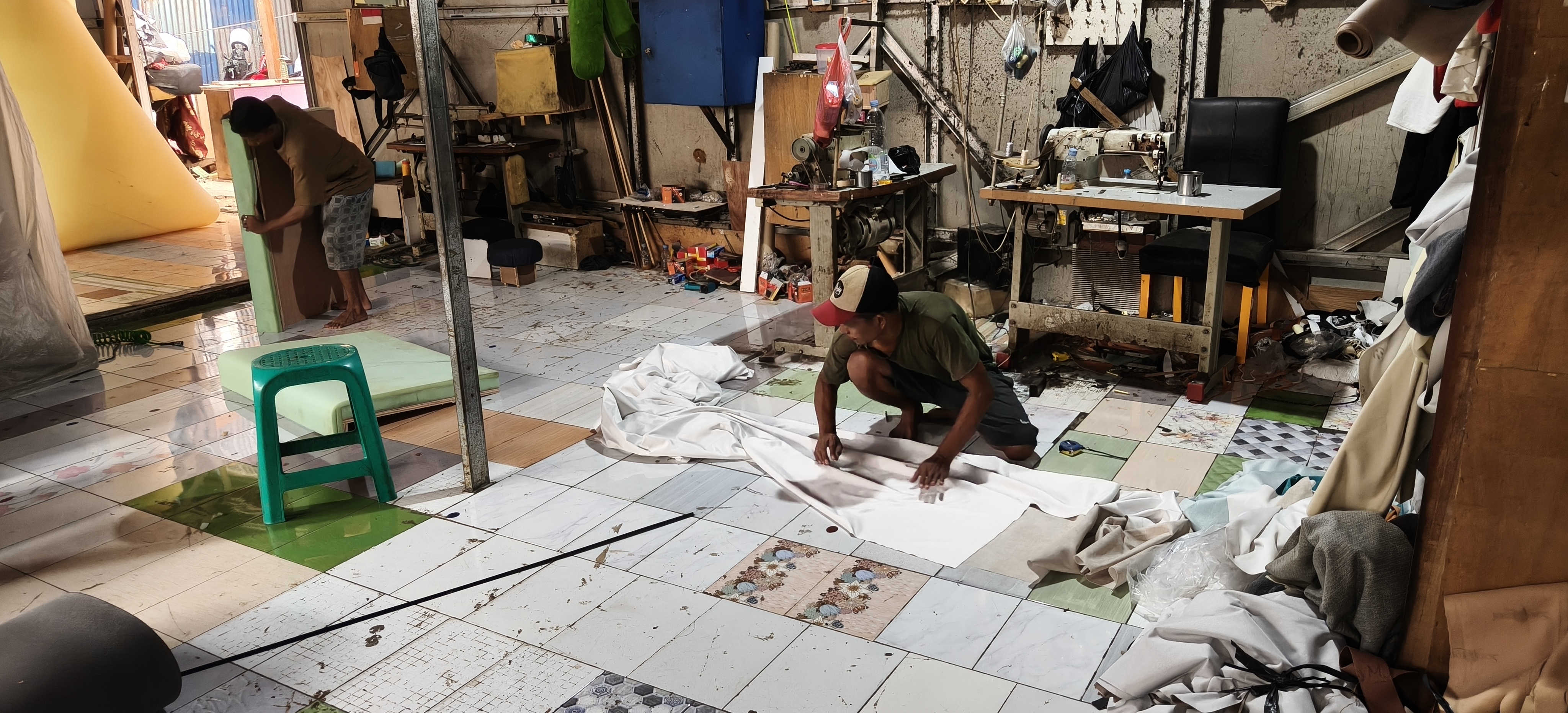 Proses produksi di workshop Sofa Depok 5