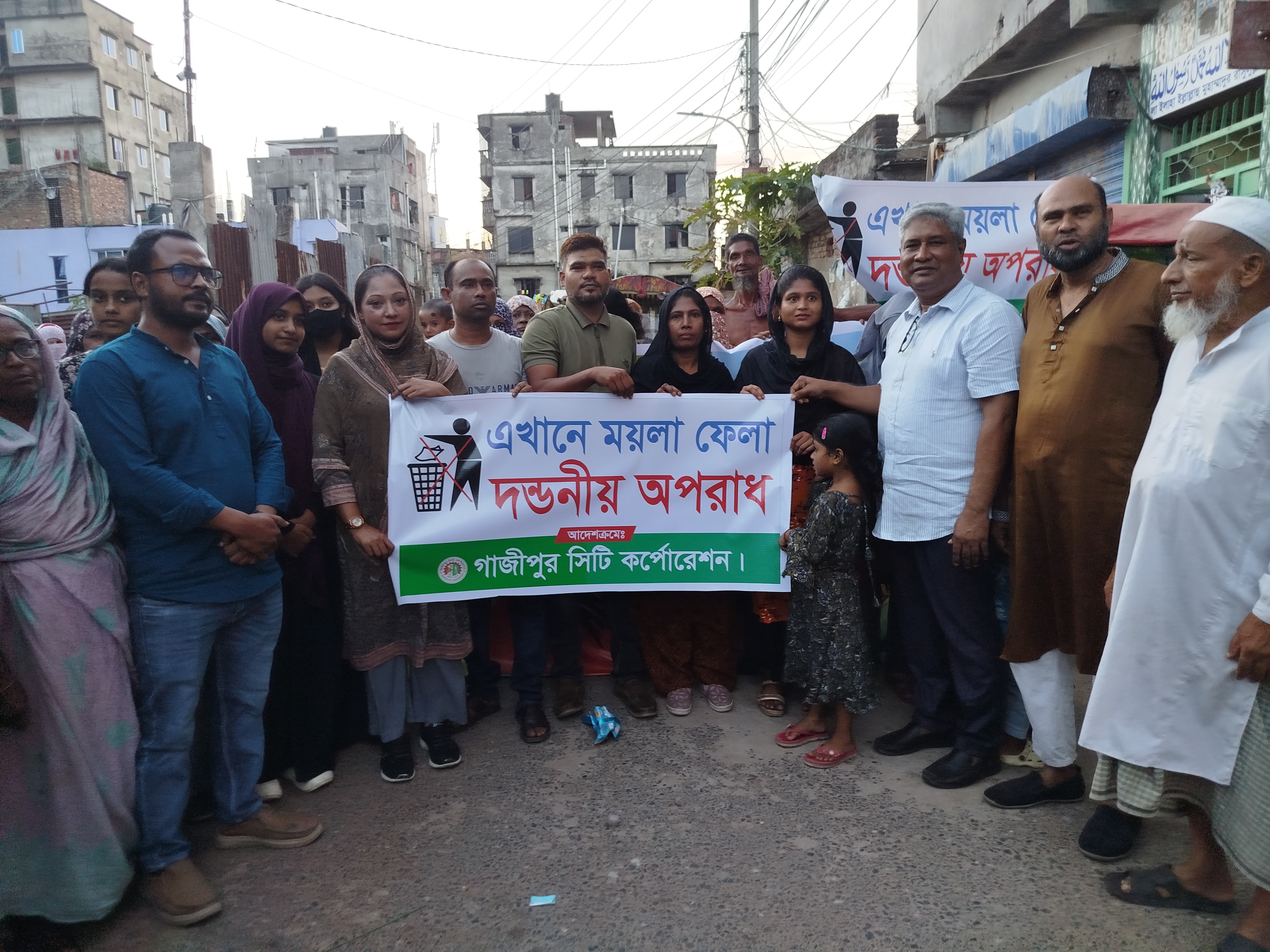 এলাকায় ময়লার ভ্যান সংযোজন ও রেললাইনের দুই পাশে পরিচ্ছন্নতা কার্যক্রম উদ্বোধন