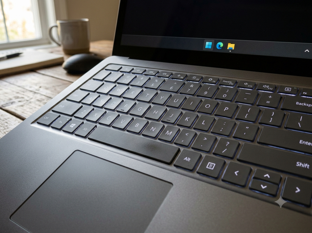 Teknisi sedang memperbaiki keyboard