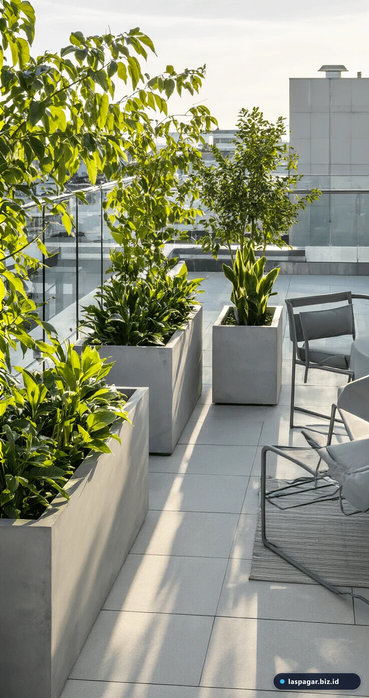 Planter box besi modern pada teras rumah minimalis dengan tanaman tropis