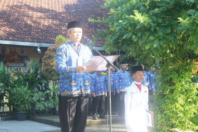 Pembina Upacara menyampaikan amanat