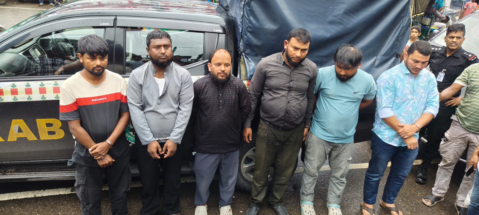 চট্টগ্রামে ১ লাখ পিস ইয়াবাসহ ৬ বাইকার গ্যাং সদস্য আটক