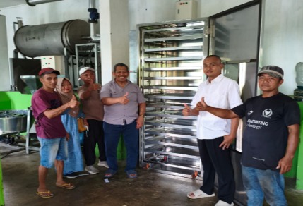 Tim produksi pabrik gula merah Ukaisya Kediri