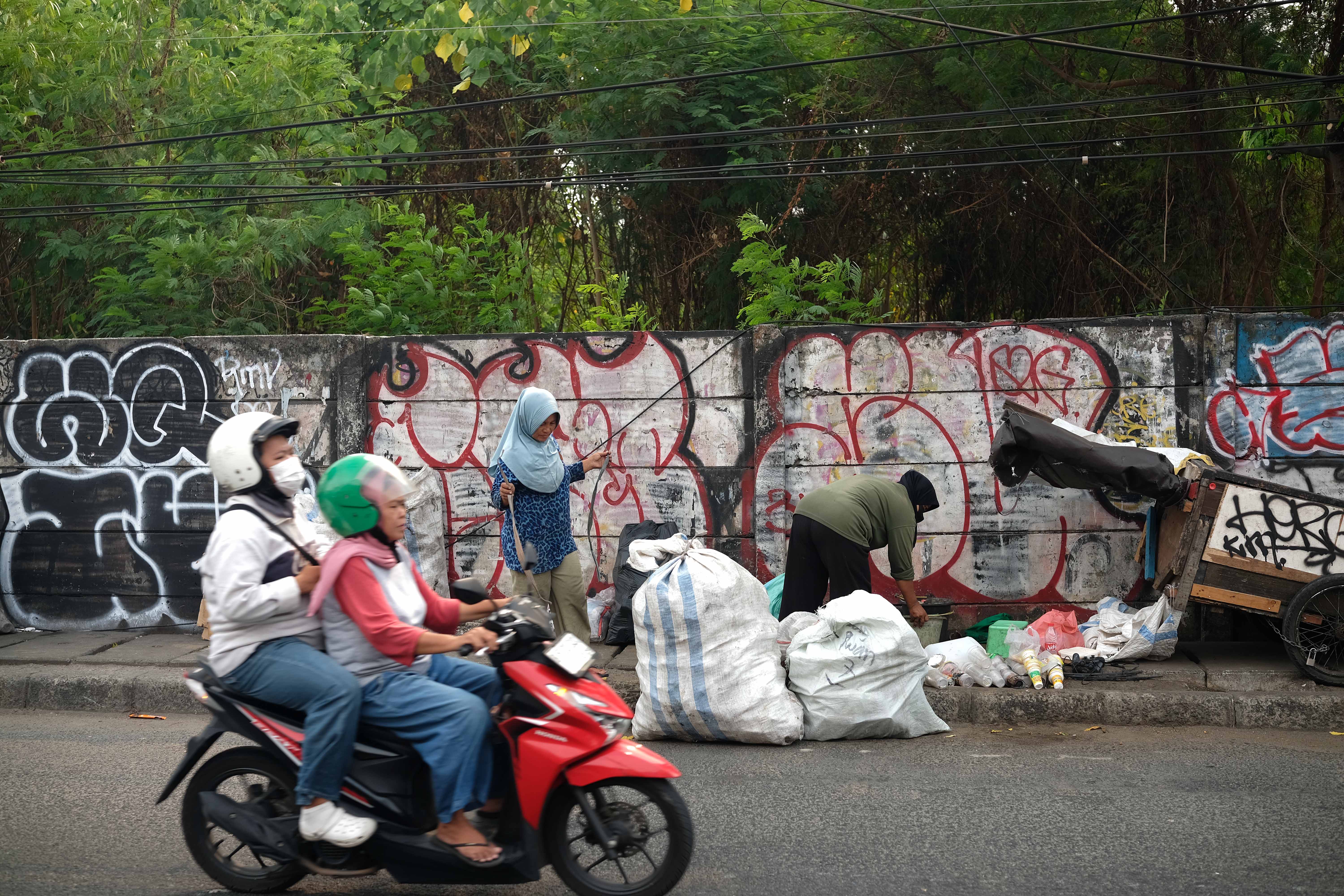 Ironi Kesejahteraan: Gugatan Bang Iwan Cengek Atas Ketimpangan Industri dan Jalanan