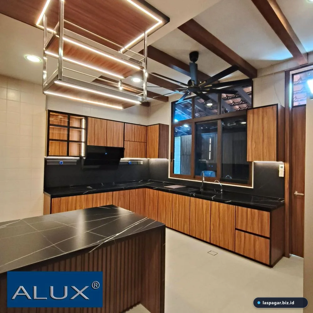 Desain kitchen set aluminium motif serat kayu di ruang dapur terbuka