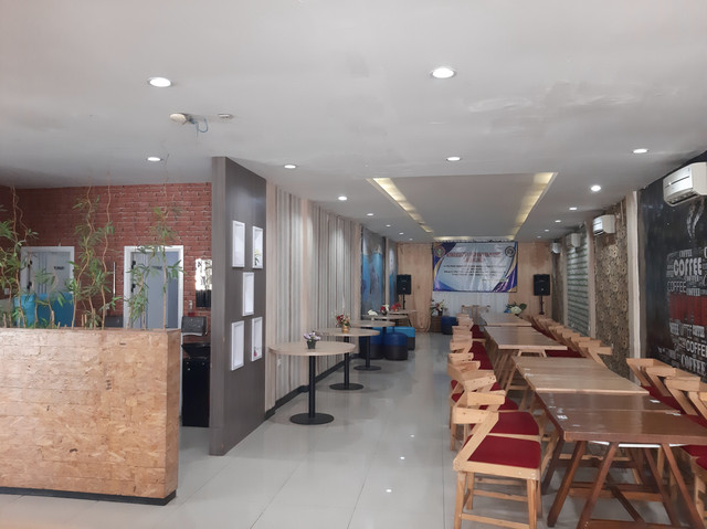 Raya Cafe and Resto Madiun
