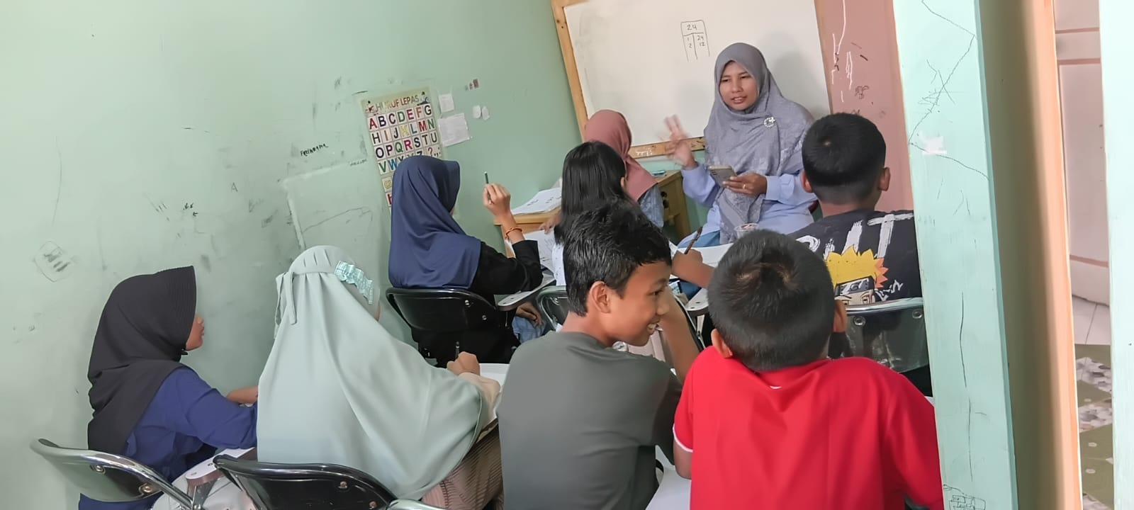 Anak-anak belajar di Golden Kids Bimbel GCC Sakura