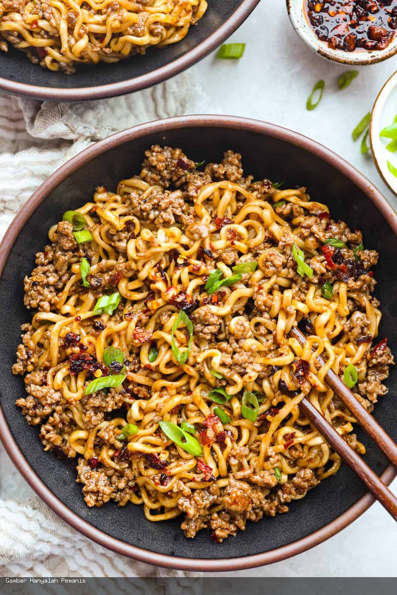 Ramen Daging Sapi Pedas Chili Crisp dalam Satu Wajan