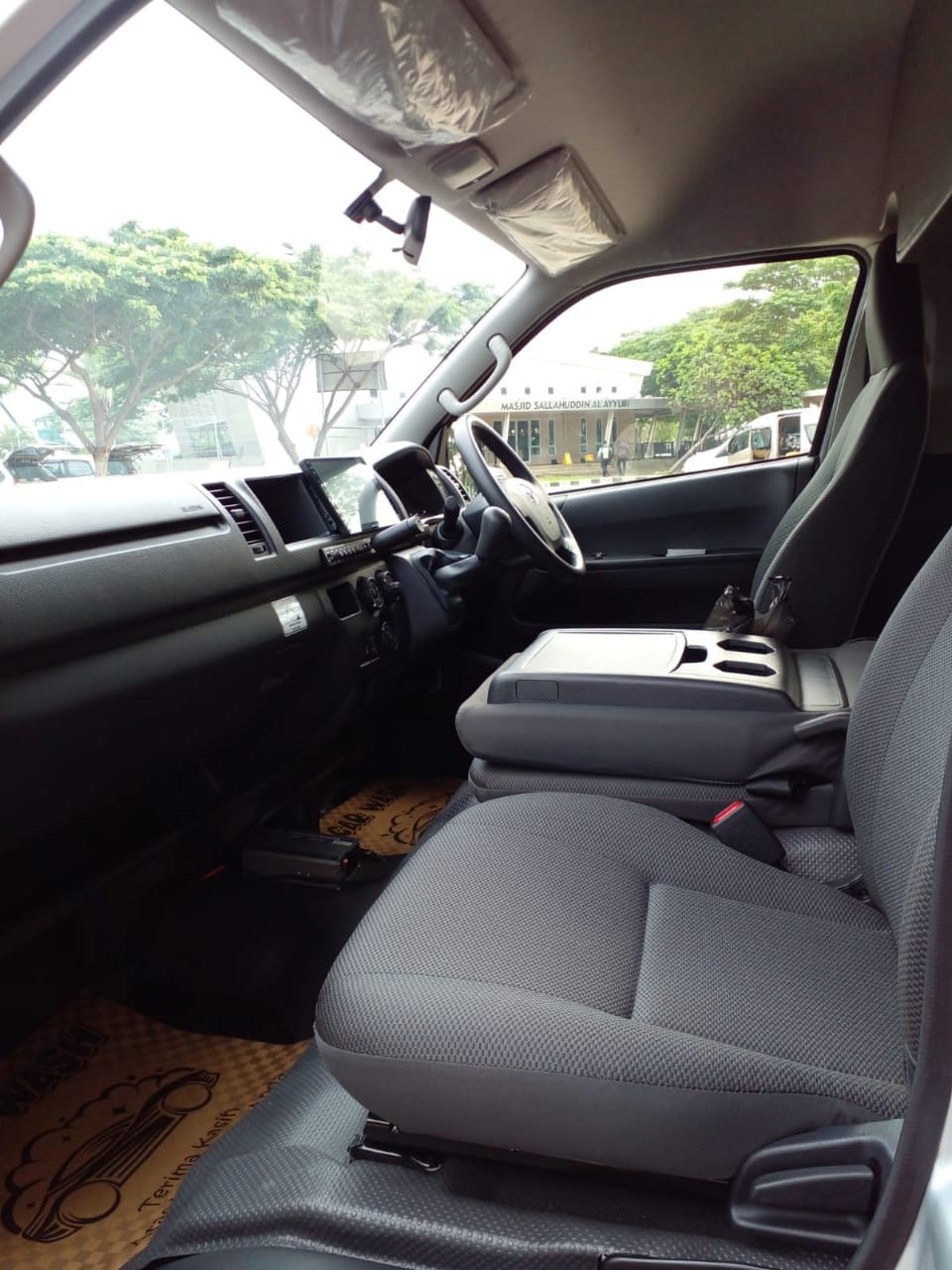 Hiace Commuter Standard — 2
