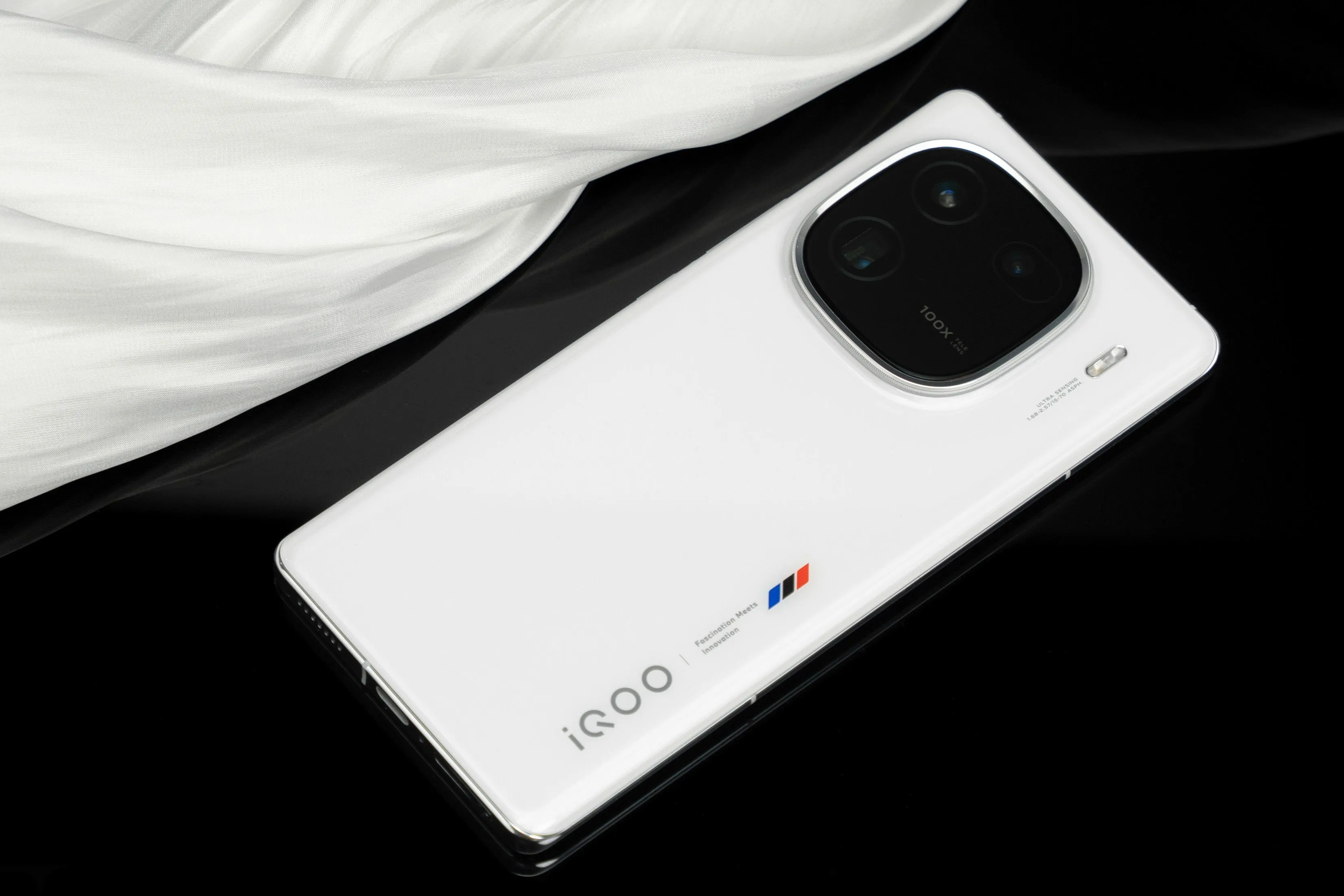 Spesifikasi iQOO 12: Layar AMOLED 144Hz & Snapdragon 8 Gen 3