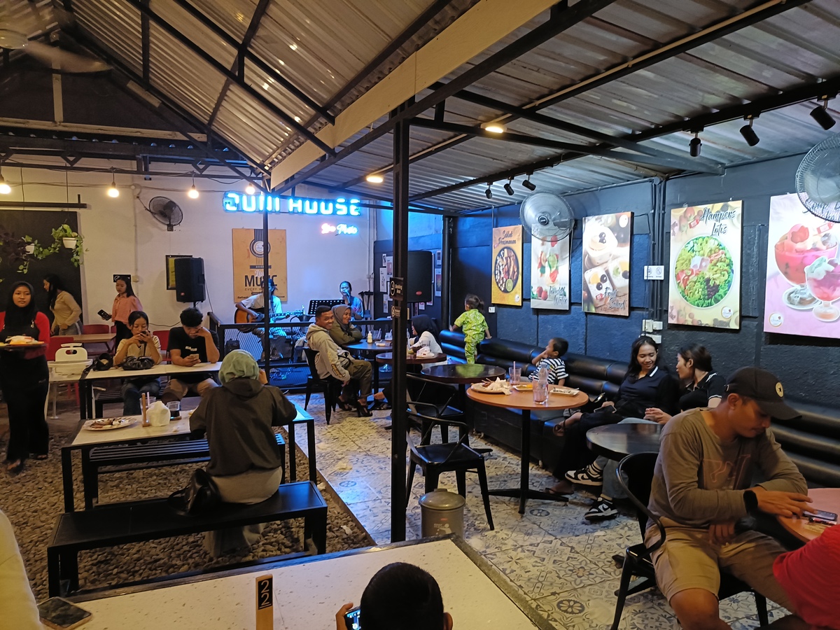 Juni House Cafe