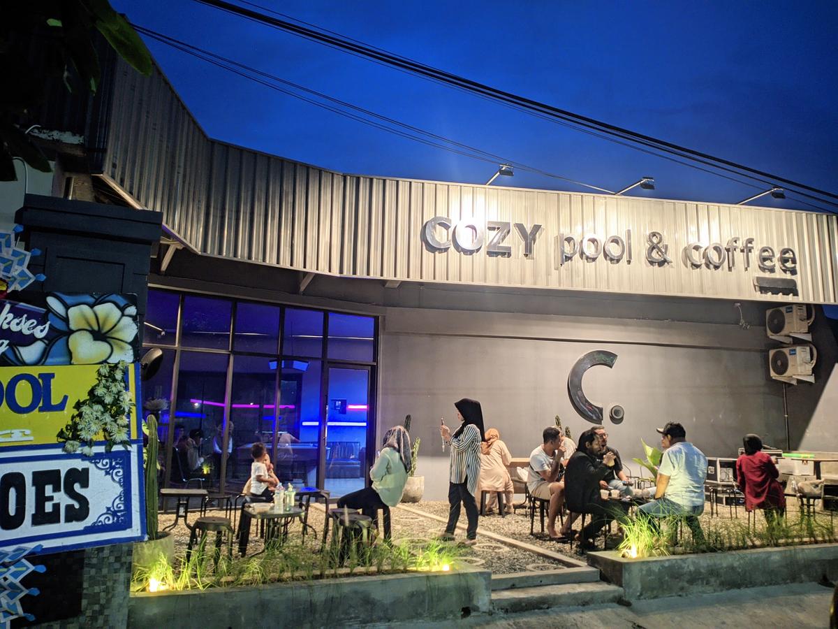 Cozy pool coffee experience