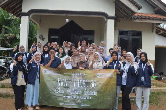 Ubah Limbah Dapur Jadi POC: Mahasiswa KKN-T IDBU 36 Undip Ajak KWT Mawar Desa Kluwih Wujudkan SDGs 12