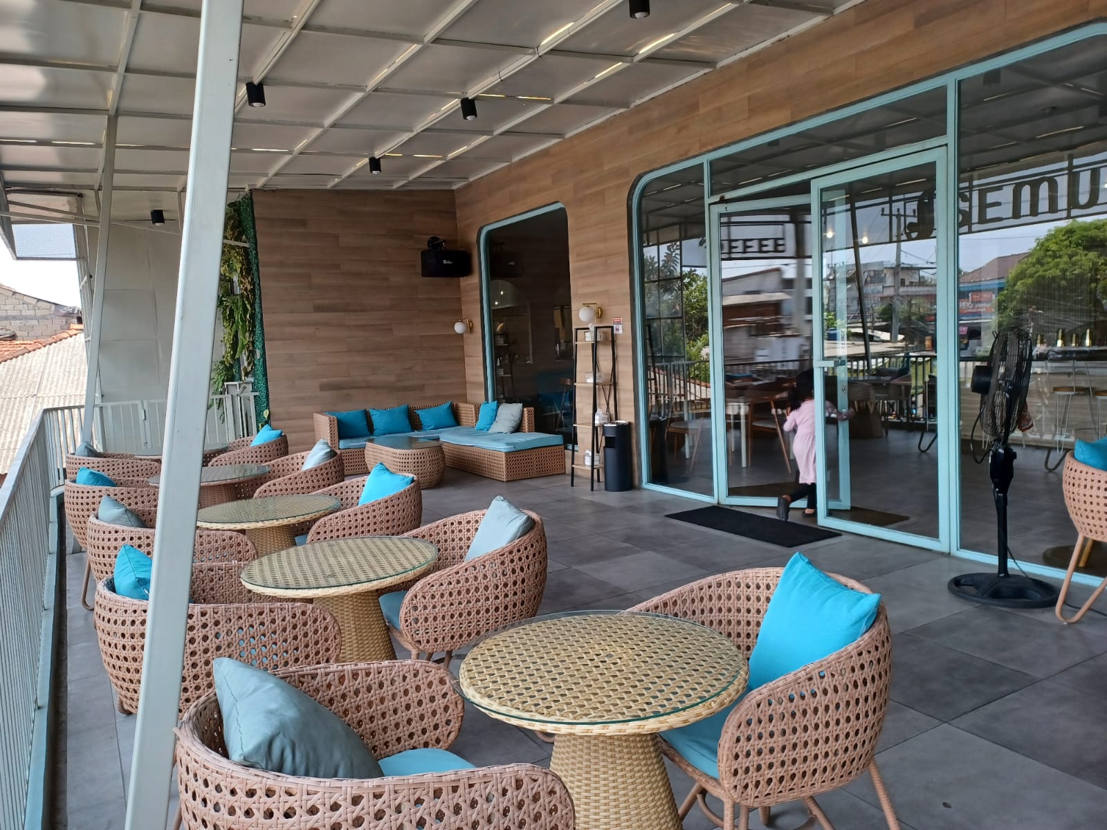 Semusim Coffee & Eatery 
