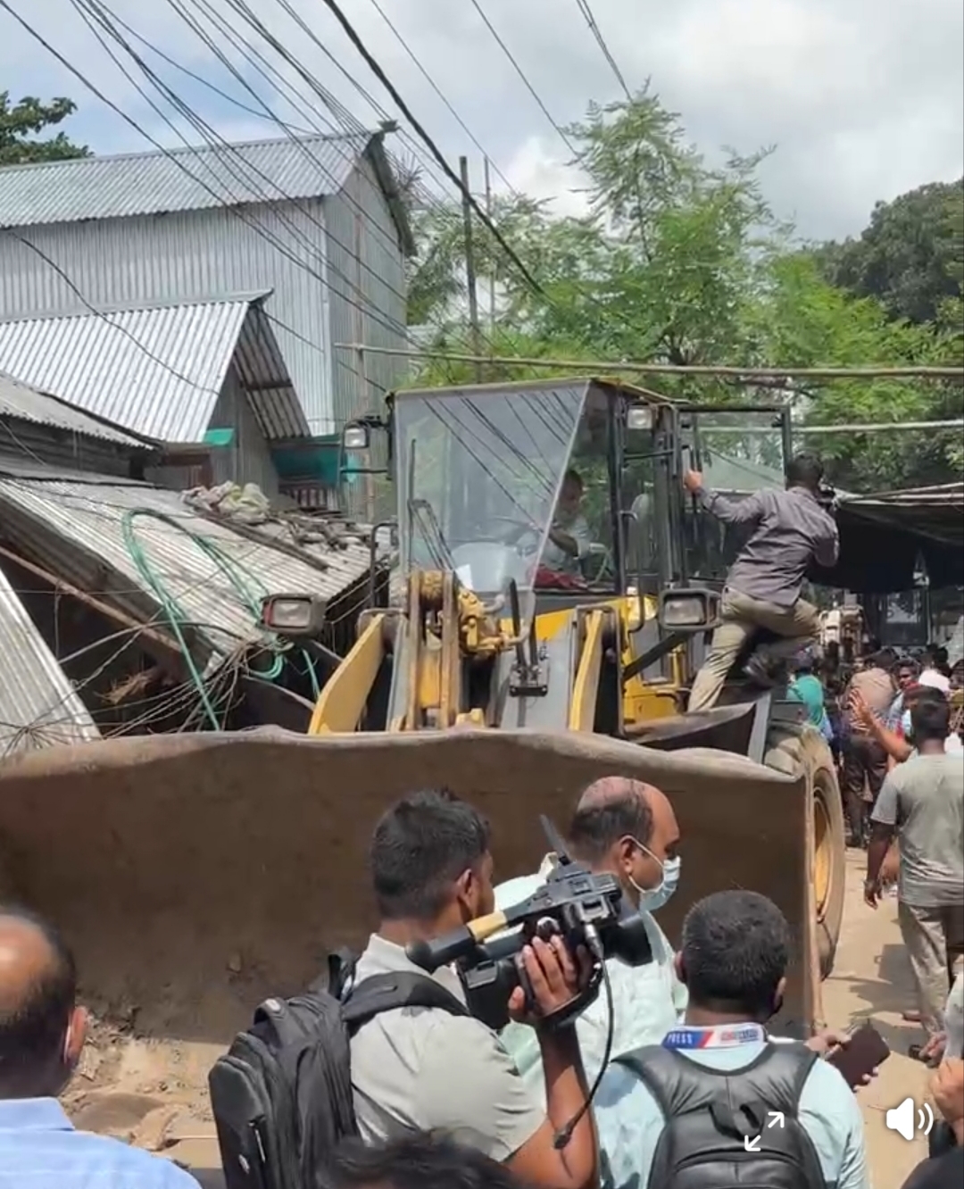 টঙ্গীতে রাজউকের উচ্ছেদ অভিযান, গুঁড়িয়ে দেওয়া হলো হাজির মাজার বস্তি