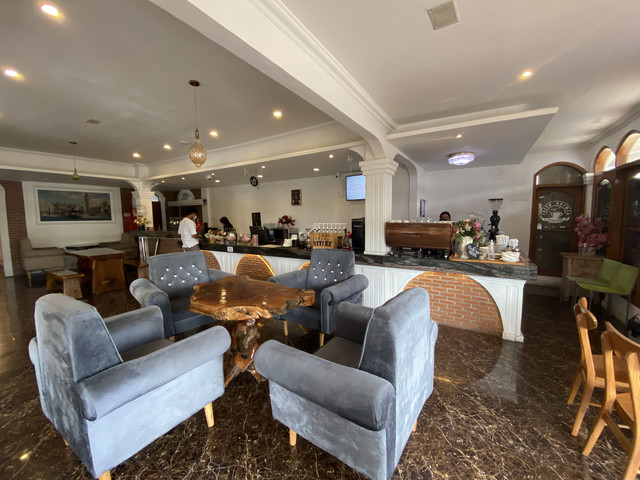 Louis Cafe 