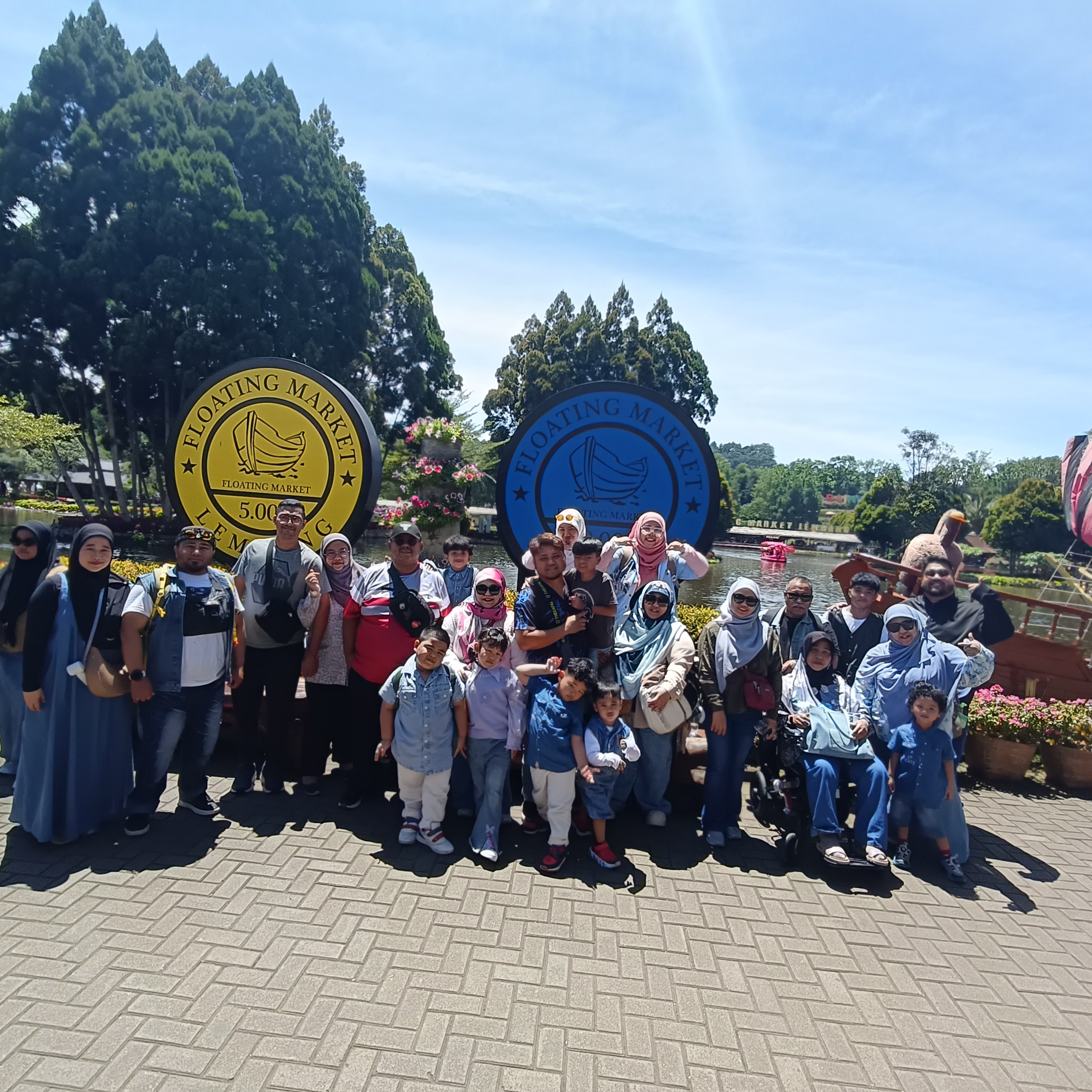 Rombongan pelanggan A.R TOUR di destinasi wisata Rombongan pelanggan A.R TOUR di destinasi wisata