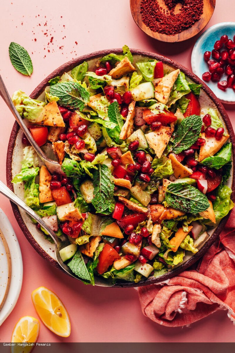 Resep Fattoush Salad Sederhana (1 Mangkuk!)