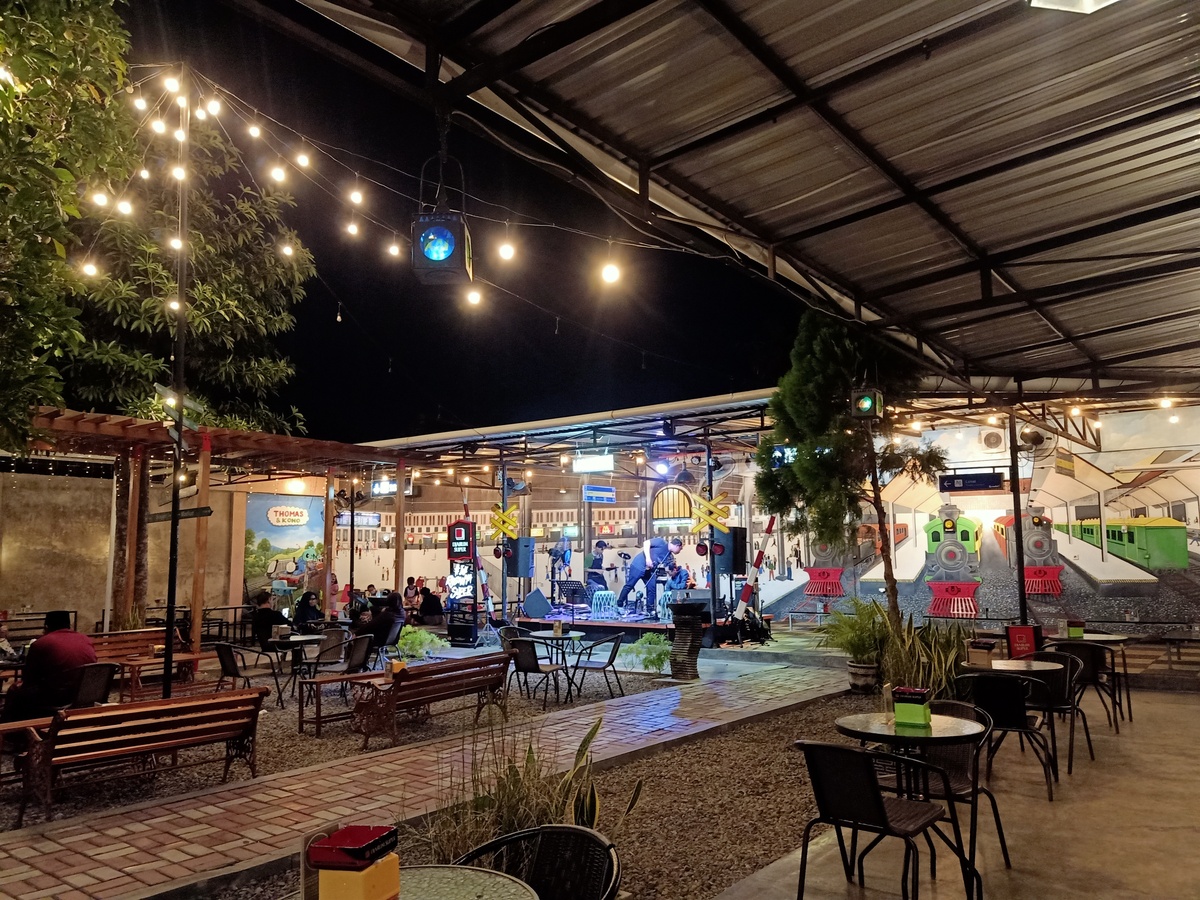 Locomotive Resto & Cafe