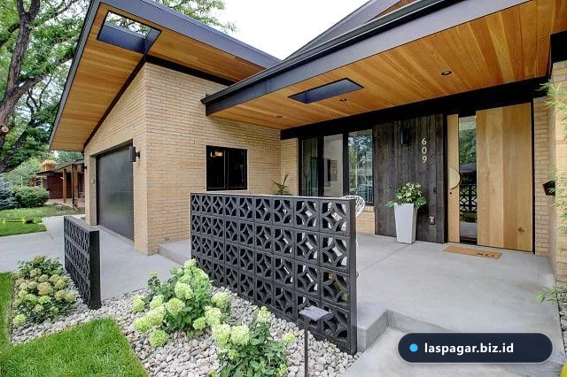 Inspirasi desain pagar rumah minimalis kombinasi besi hollow roster