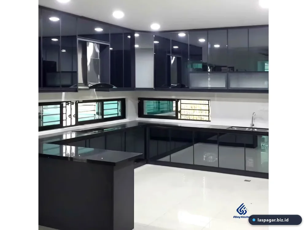 Penerapan material panel ACP dan kaca tempered pada pintu kitchen set aluminium