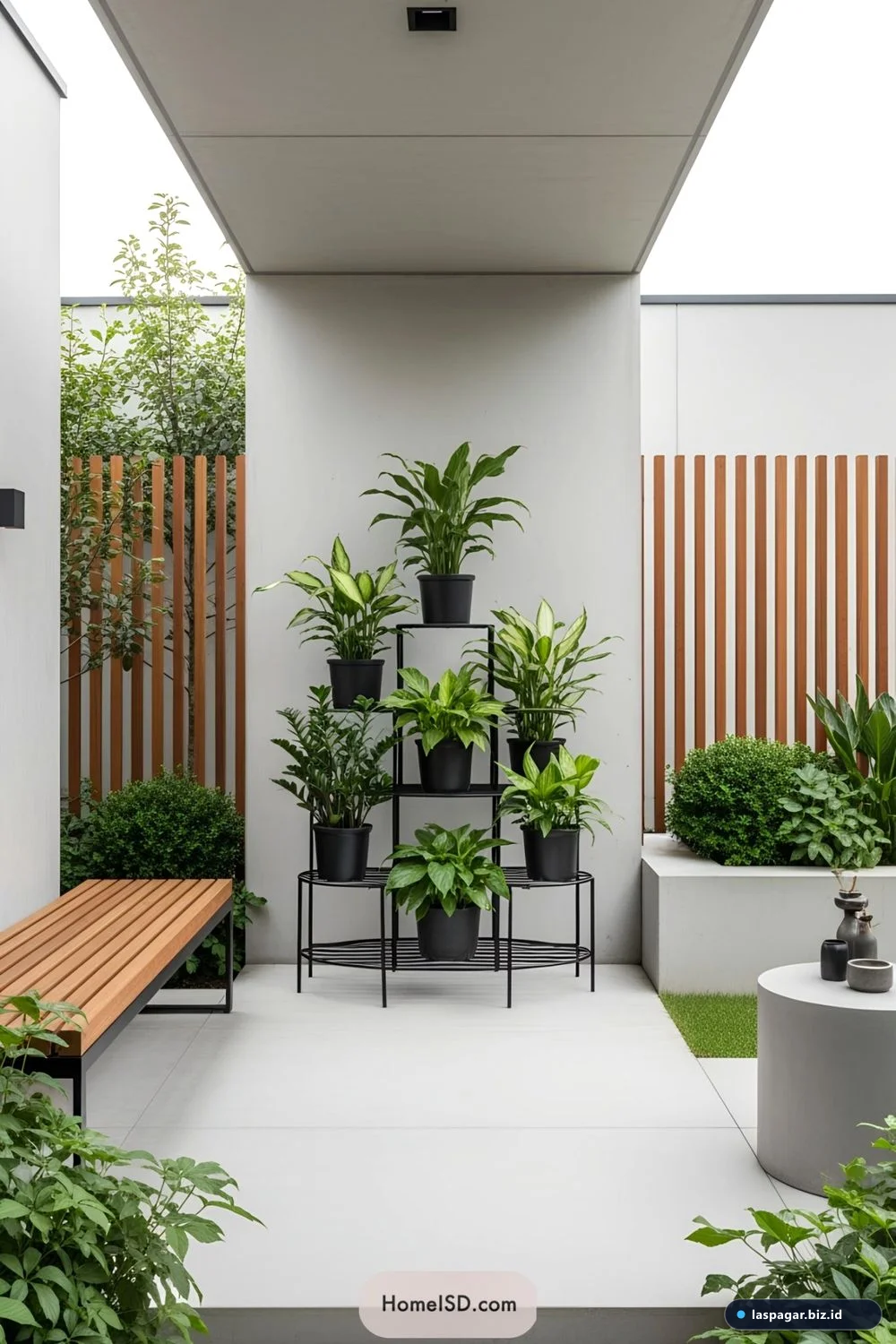 Rak pot tanaman hias besi hollow bertingkat modern minimalis di teras rumah asri
