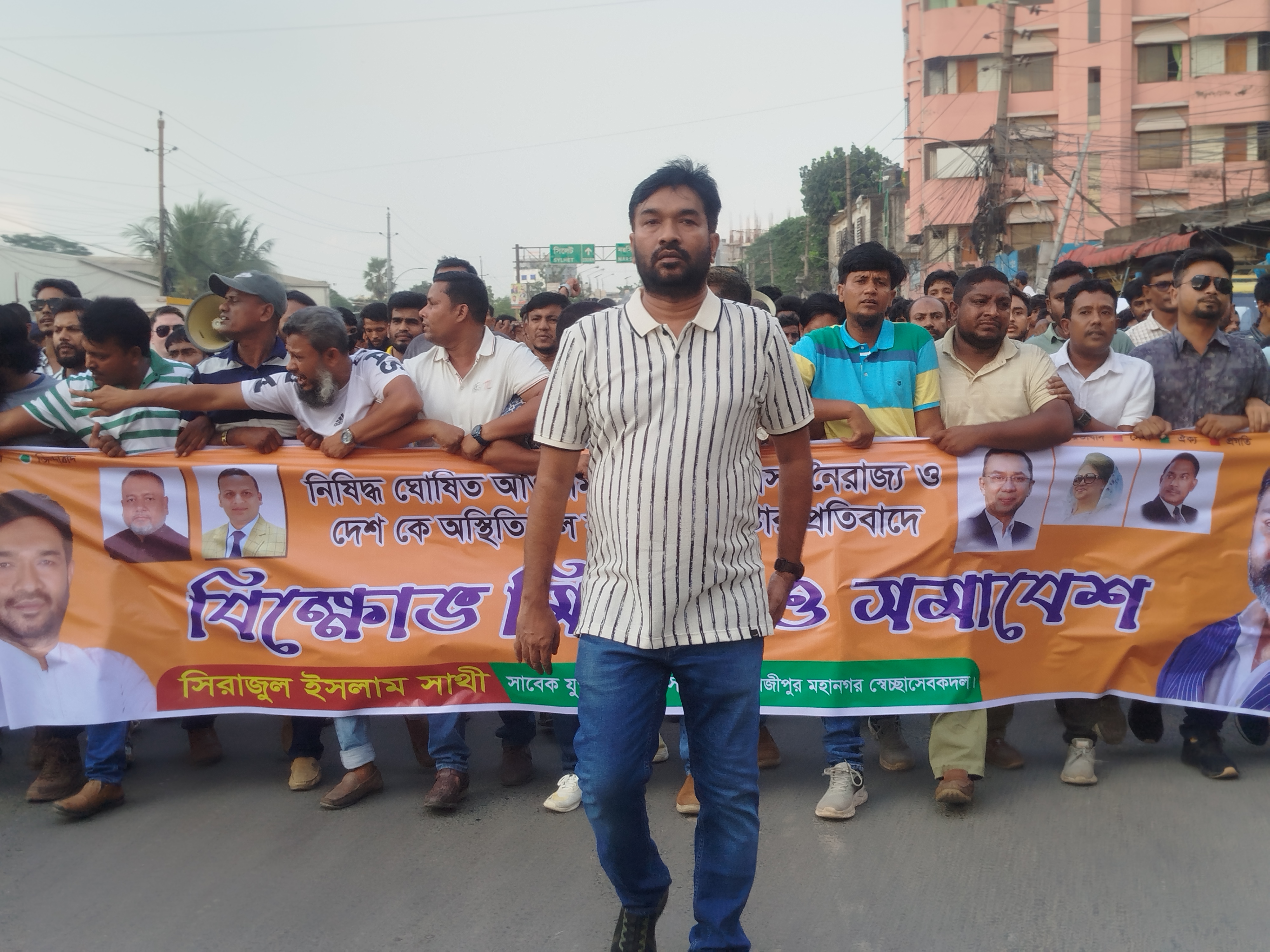 টঙ্গীতে আওয়ামী লীগের কর্মকাণ্ডের প্রতিবাদে স্বেচ্ছাসেবক দলের বিক্ষোভ