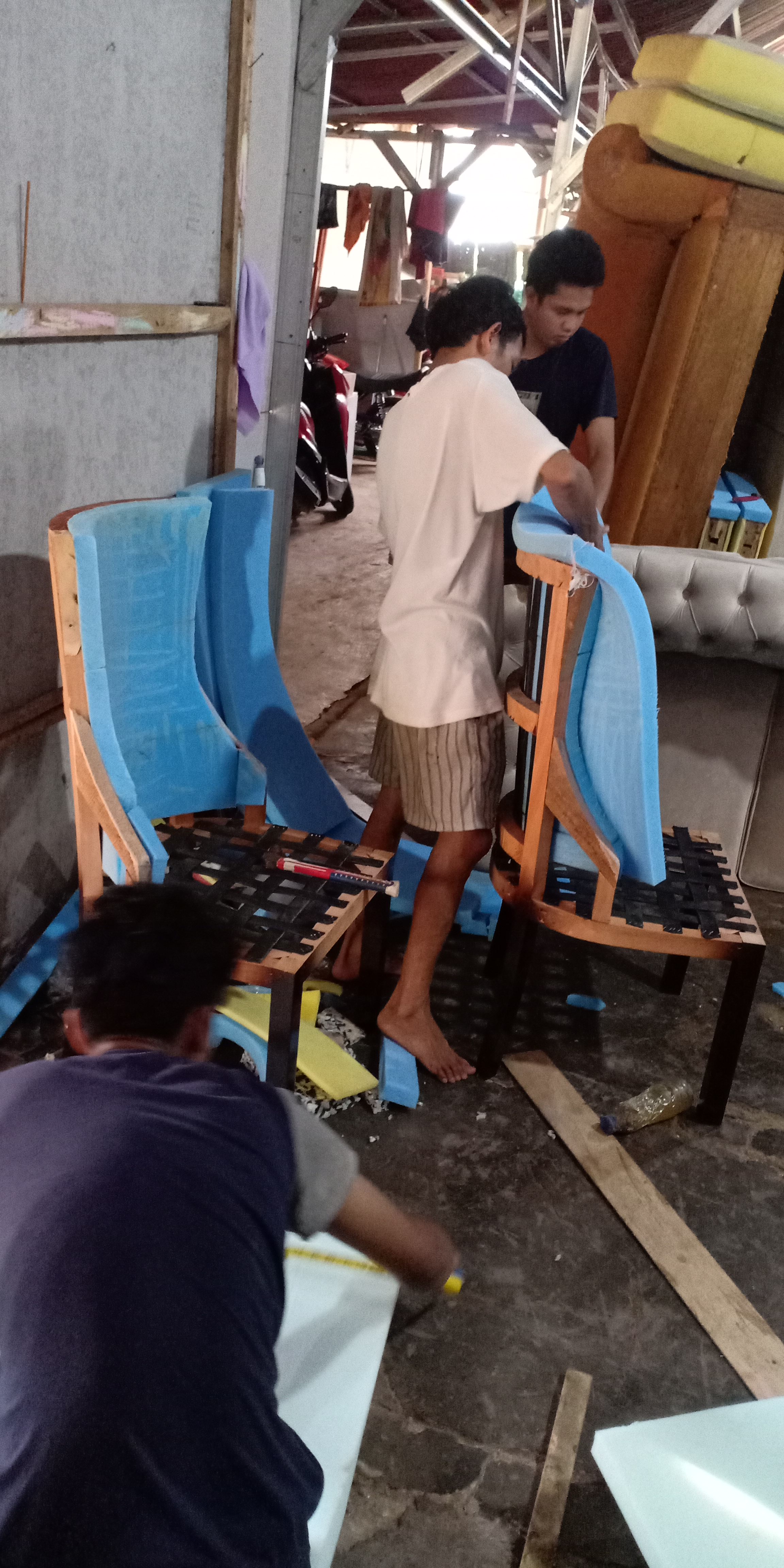 Proses produksi di workshop Sofa Depok 1