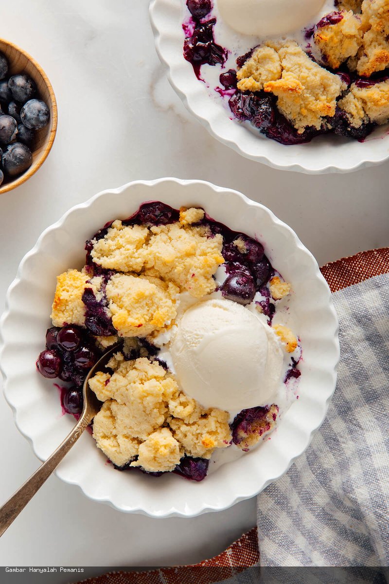 Blueberry Cobbler dengan Topping Almond, Hidangan Musim Panas yang Menggugah Selera