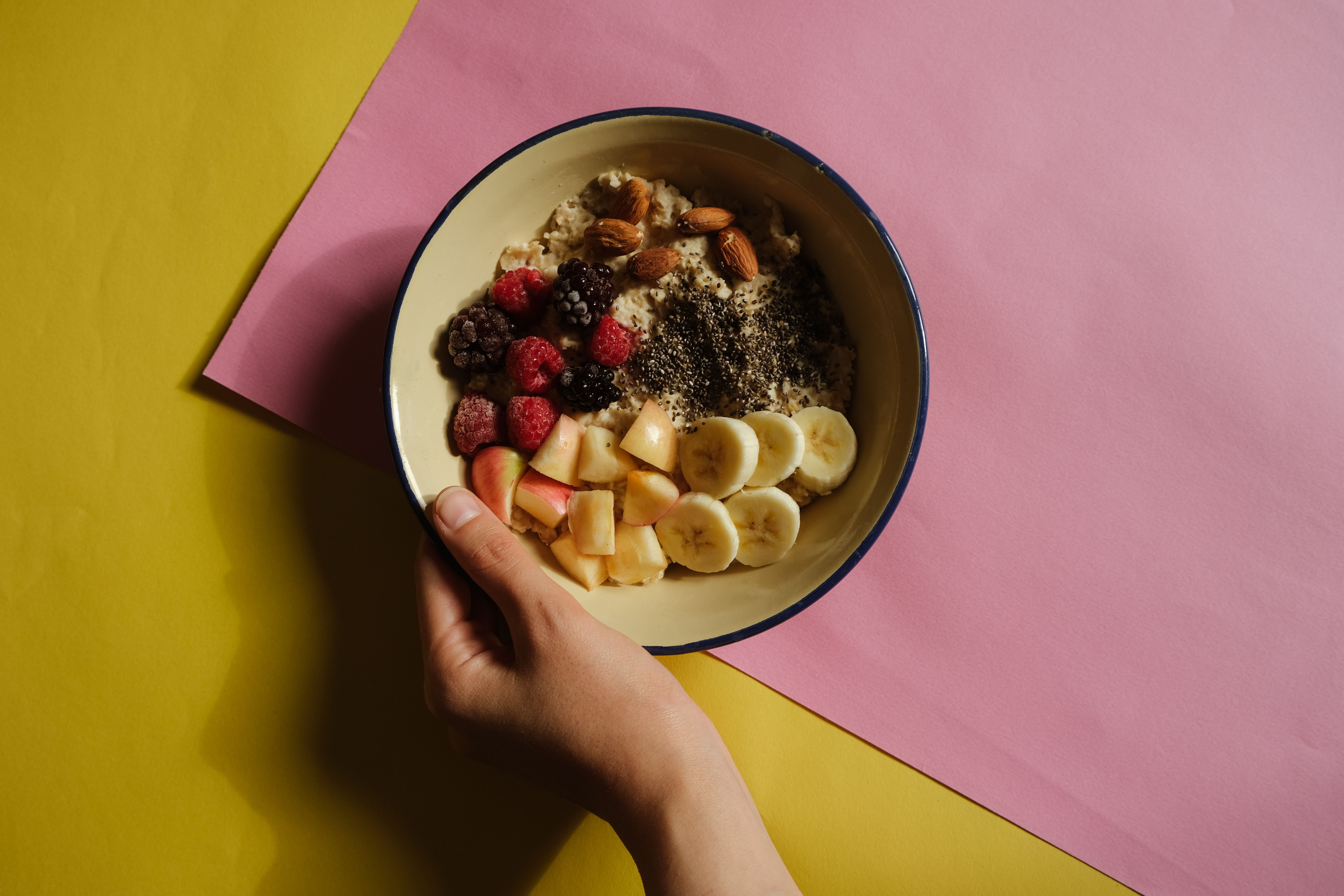 Oatmeal untuk Lansia: Ide Sarapan dengan Buah Beri dan Kacang untuk Kesehatan Jantung