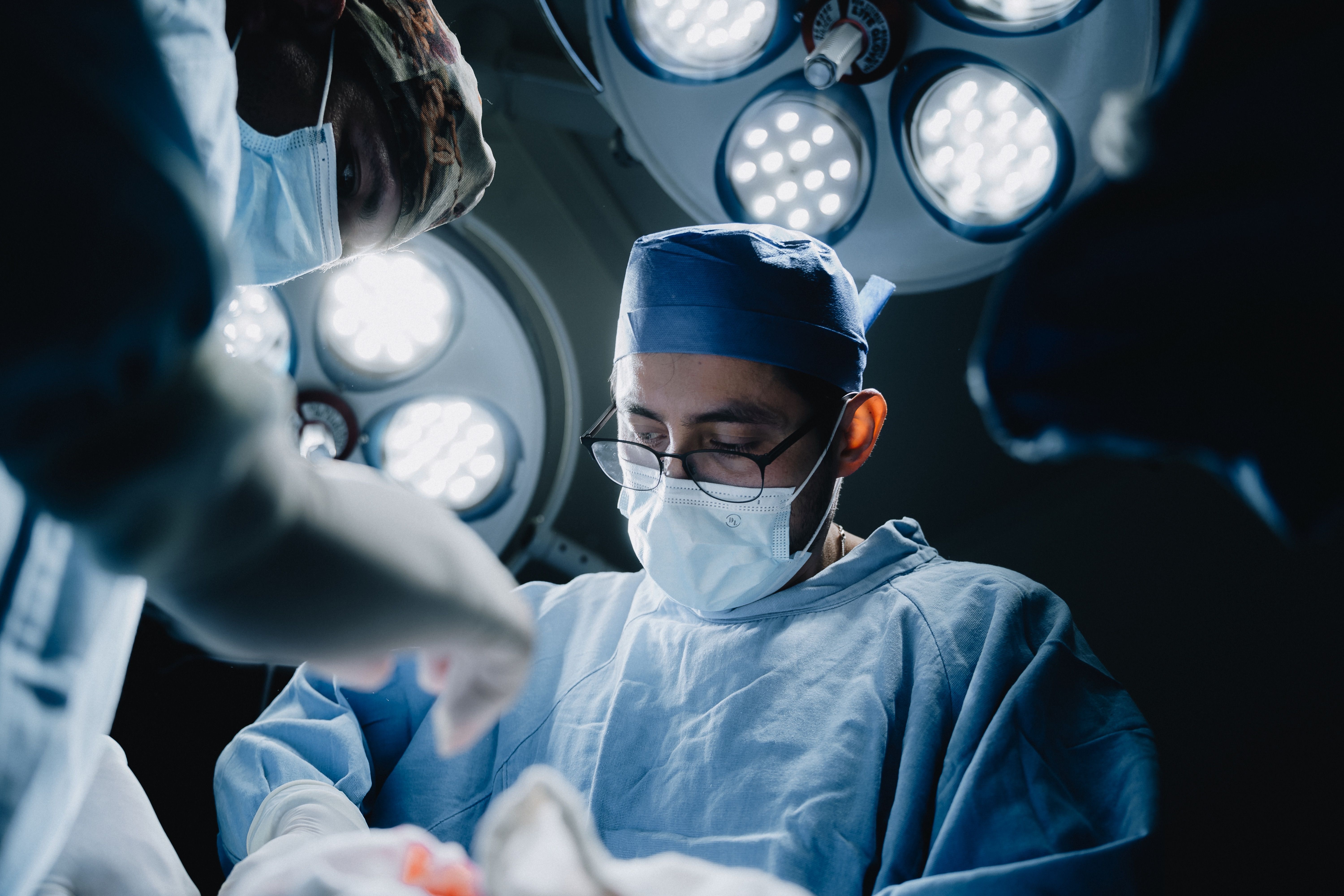 Hari Dokter Nasional 24 Oktober: Di Balik Topeng, Siapa Menyembuhkan Para Penyembuh?