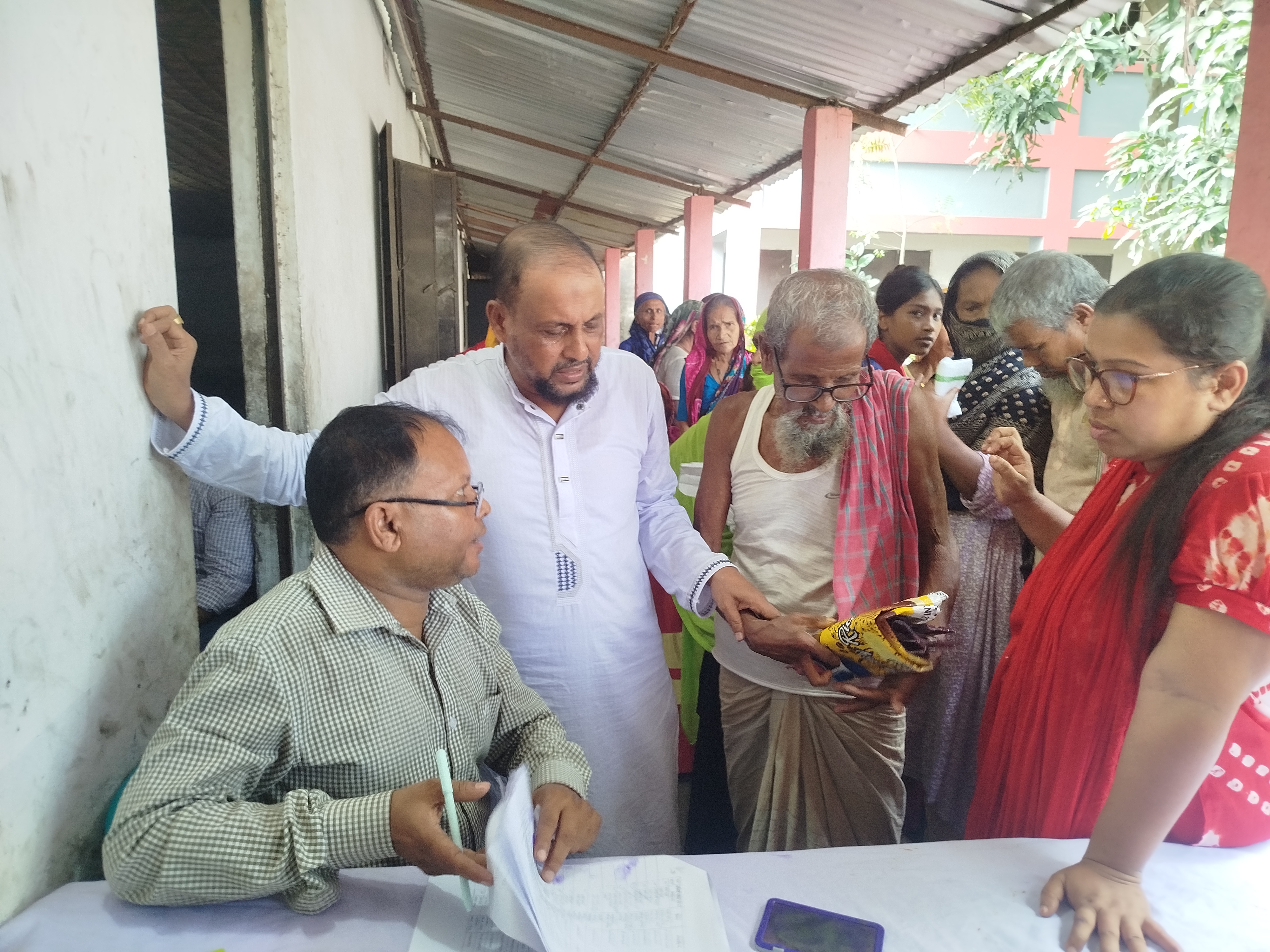 টঙ্গীর এরশাদনগরে দৃষ্টি প্রতিবন্ধী ও অসহায়দের মাঝে ৩ মেট্রিক টন চাল বিতরণ