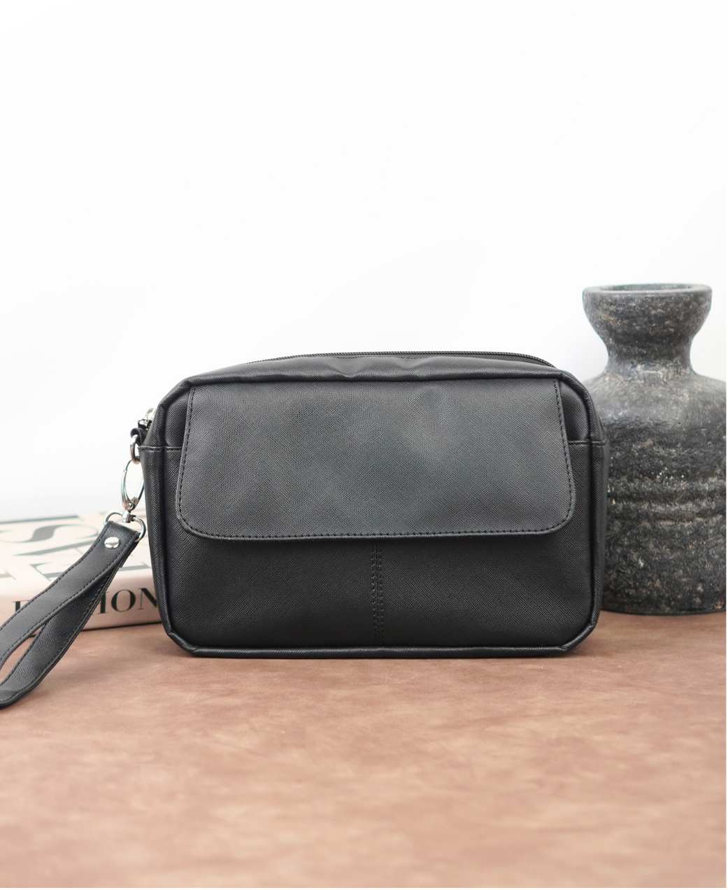 Tas Pouch Kulit Hitam Model Marvel Botte untuk Seminar Eksekutif