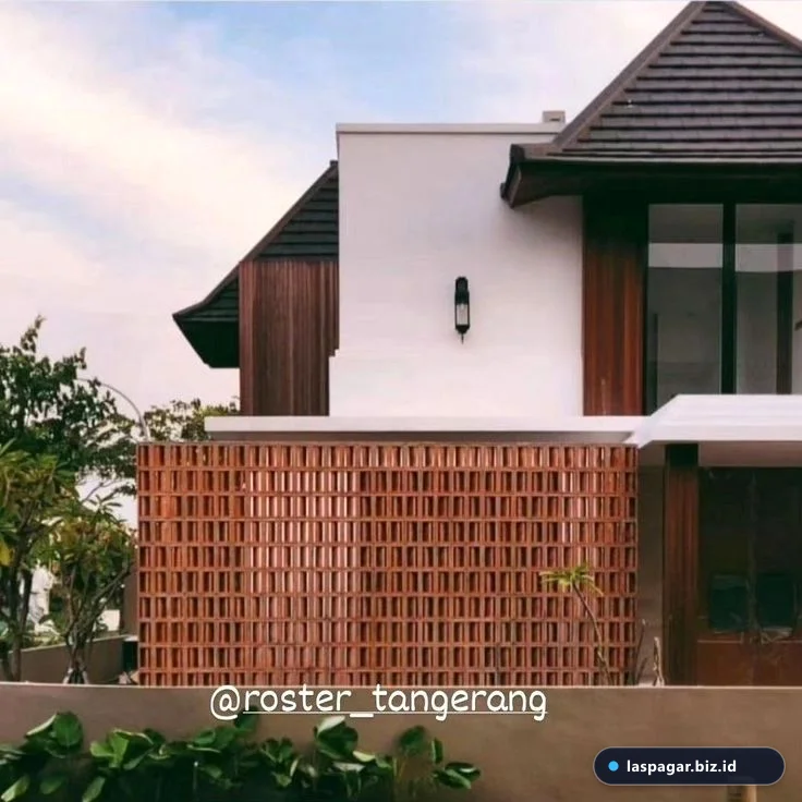 pagar kombinasi roster beton dan besi hollow untuk rumah minimalis tropis