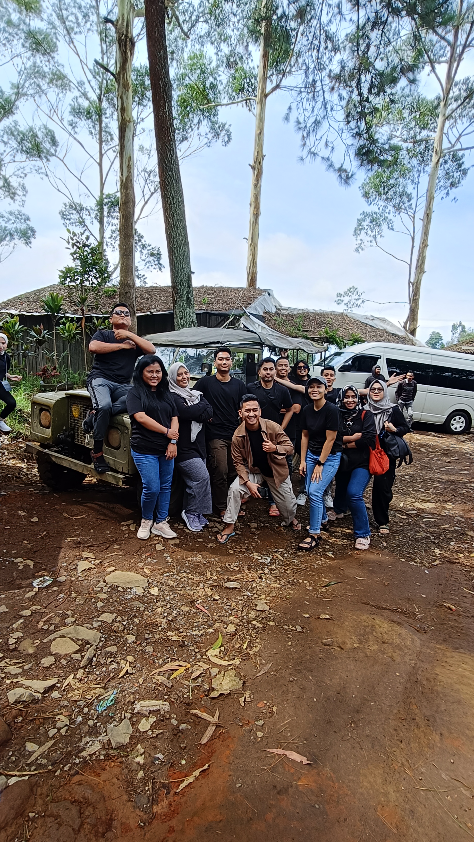 Rombongan pelanggan berfoto di area wisata hutan pinus Bandung Rombongan pelanggan berfoto di area wisata hutan pinus Bandung
