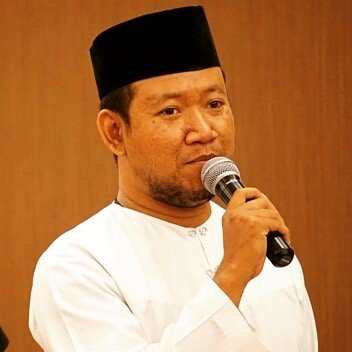 Pengasuh Pesantren KH. Ibrahim Cholilullah