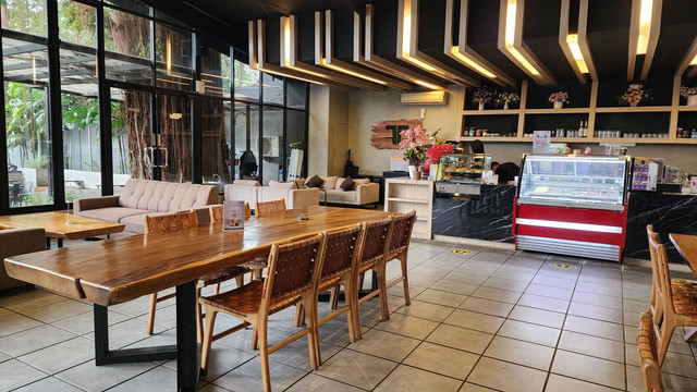 Tomuan Coffee & Eatery