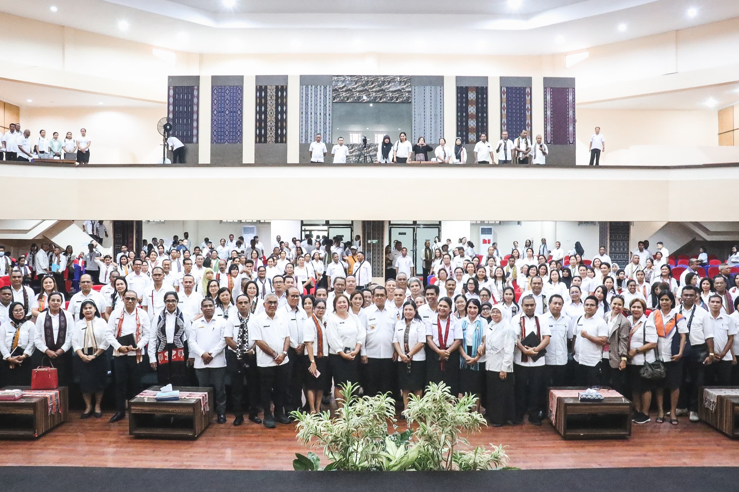 Gubenur NTT, melki laka lena bersama ASN peserta Wirausaha dan calon wirausaha di Aula El Tari, Kantor Gubernur.