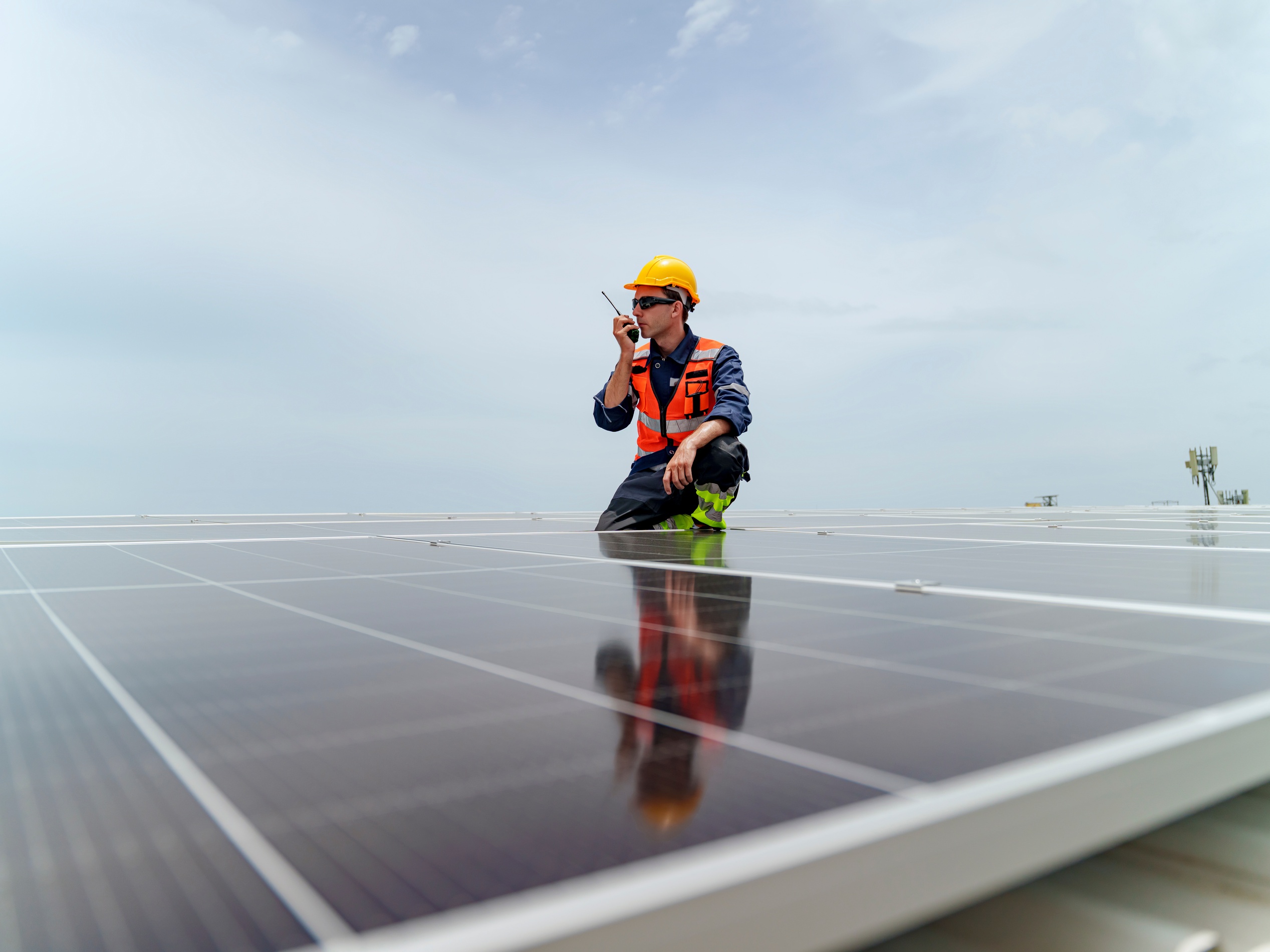 Instalador certificado trabajando en paneles solares