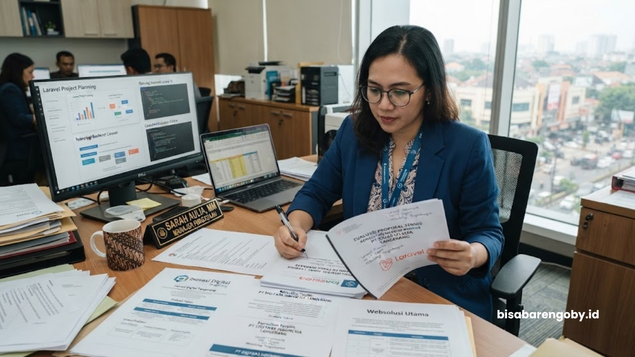 Manajer pengadaan mengevaluasi dokumen teknis saat mencari konsultan website company profile untuk perusahaan di Tangerang berbasis Laravel