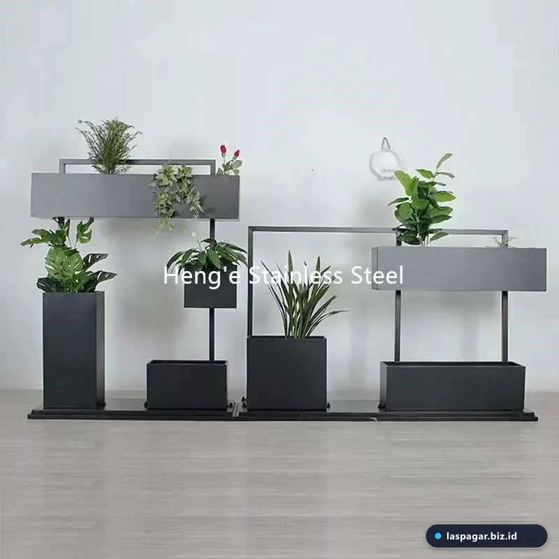 Perbandingan standing pot besi behel minimalis dan besi hollow untuk taman outdoor
