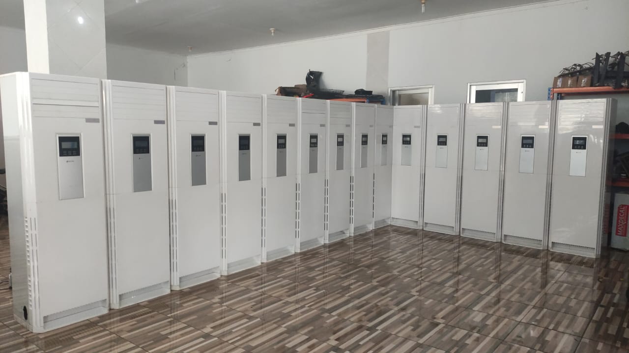 Tenda event dengan perlengkapan acara lengkap