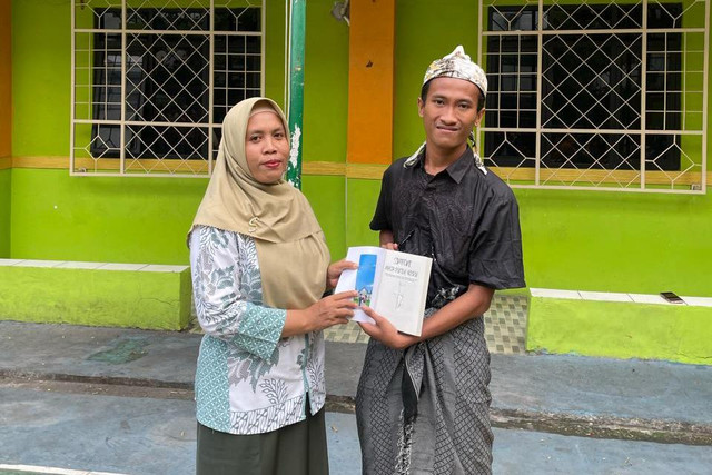 Peringatan Hari Batik Nasional, SMK Vinama 2 Kota Bekasi Jadi Sekolah Pertama Penerima Simfoni Masa Putih Biru