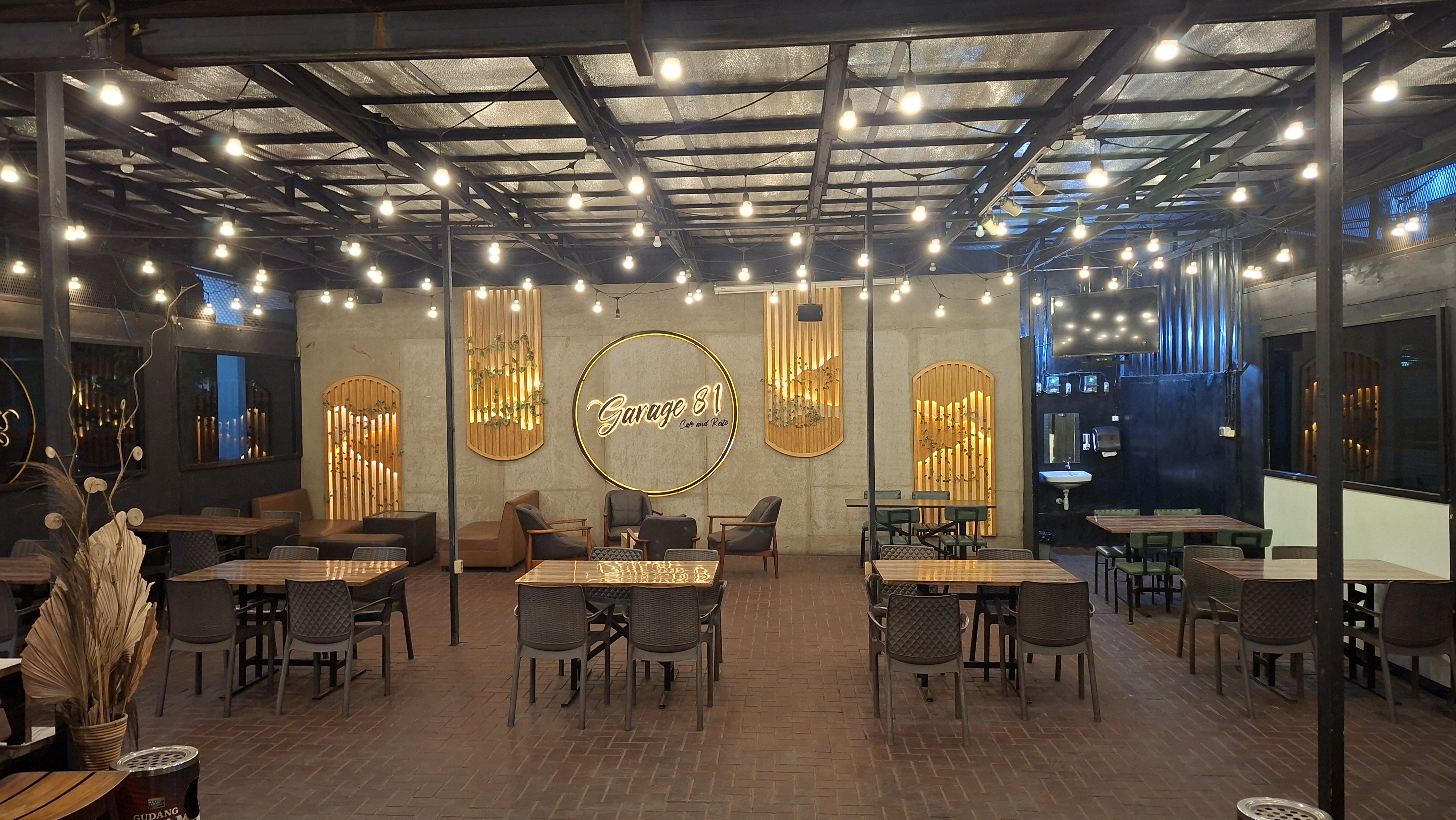 Cafe Garage 81