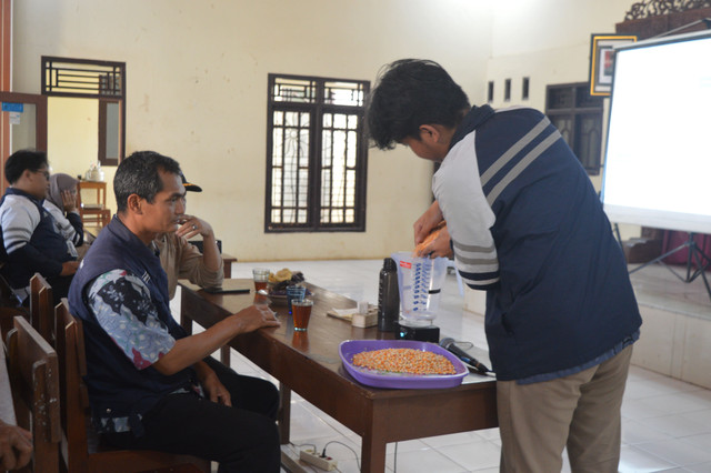 KKN-T IDBU 36 UNDIP Dukung Efisiensi Pengeringan dan Inovasi Pengukuran Kadar Air Jagung di Desa Kluwih