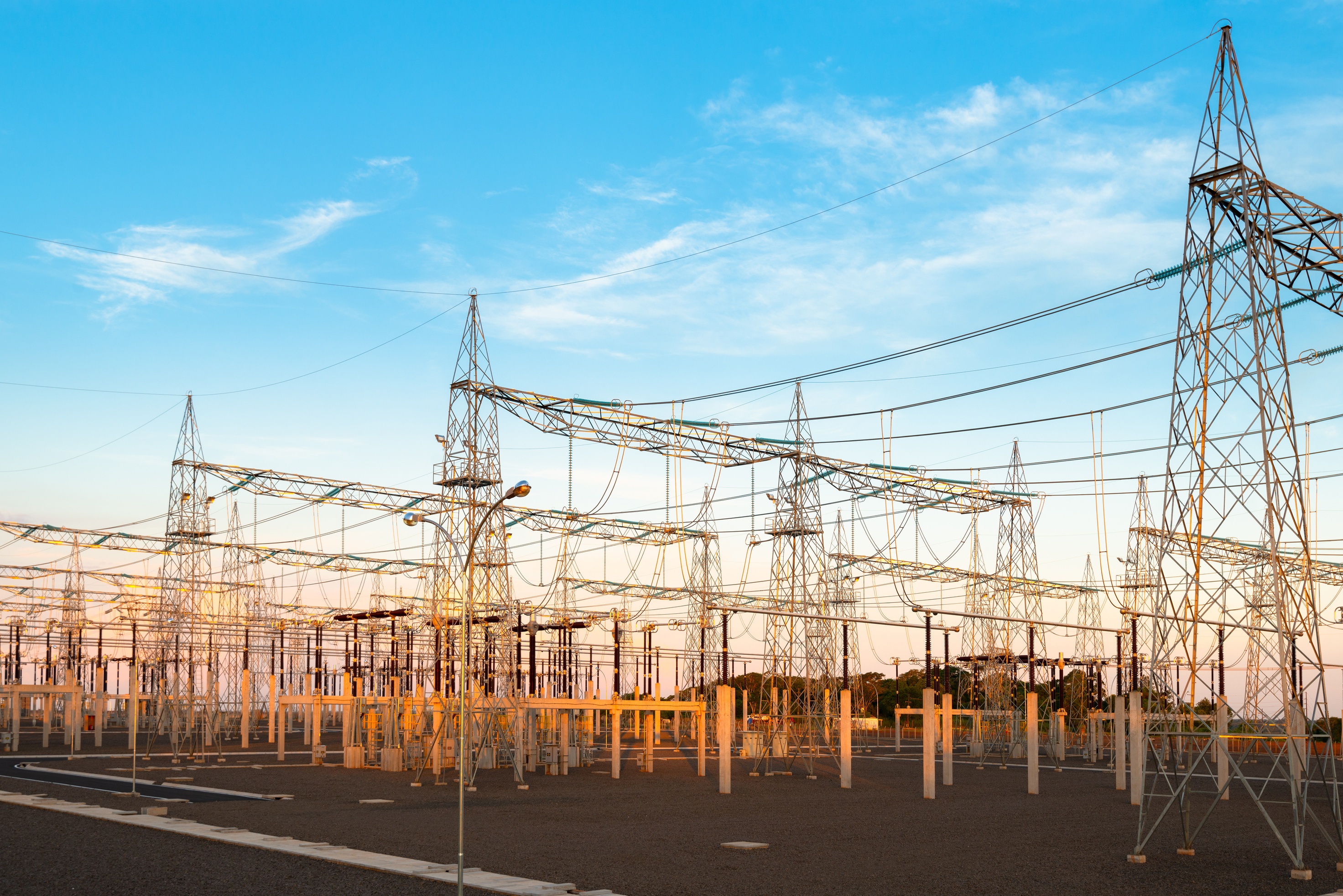 Torres de transmisión eléctrica al atardecer